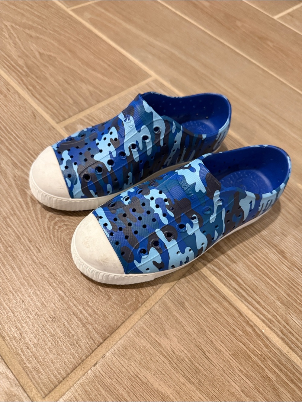 Native Shoes Kids Blue Camo Slip-On Sneakers with White Toe